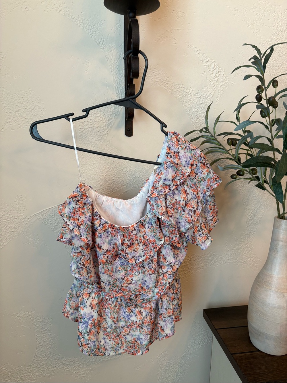 Promesa Floral Ruffled One-Shoulder Top in White, Orange, Pink